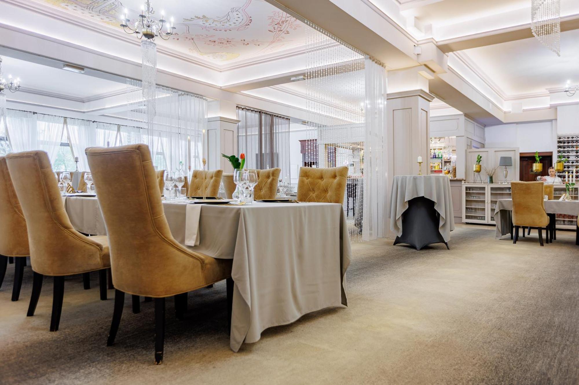 Hotel Cristal Park Dąbrowa Tarnowska Екстериор снимка