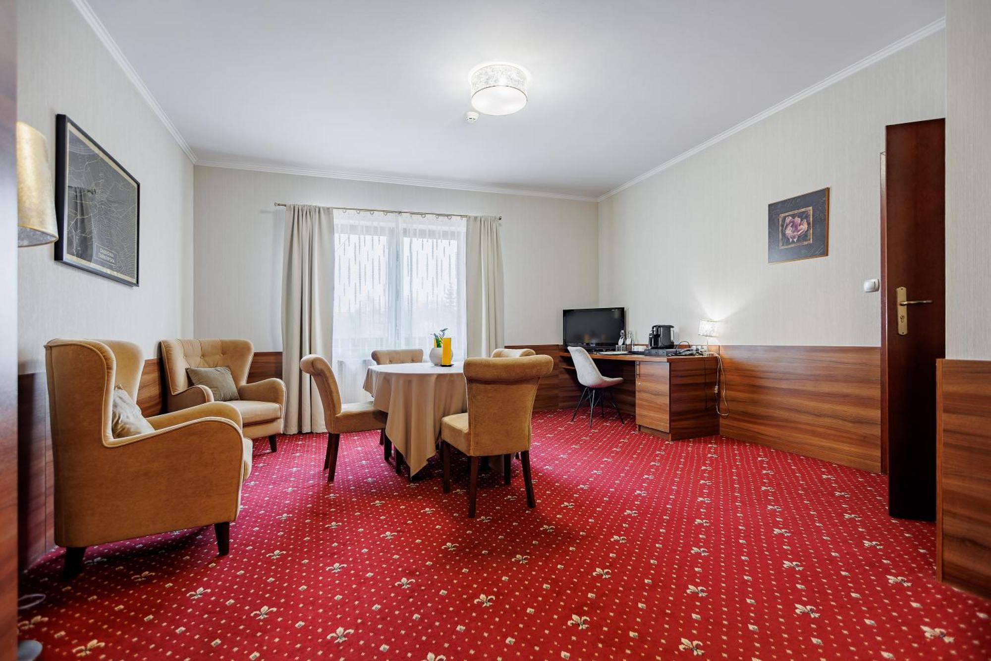 Hotel Cristal Park Dąbrowa Tarnowska Екстериор снимка