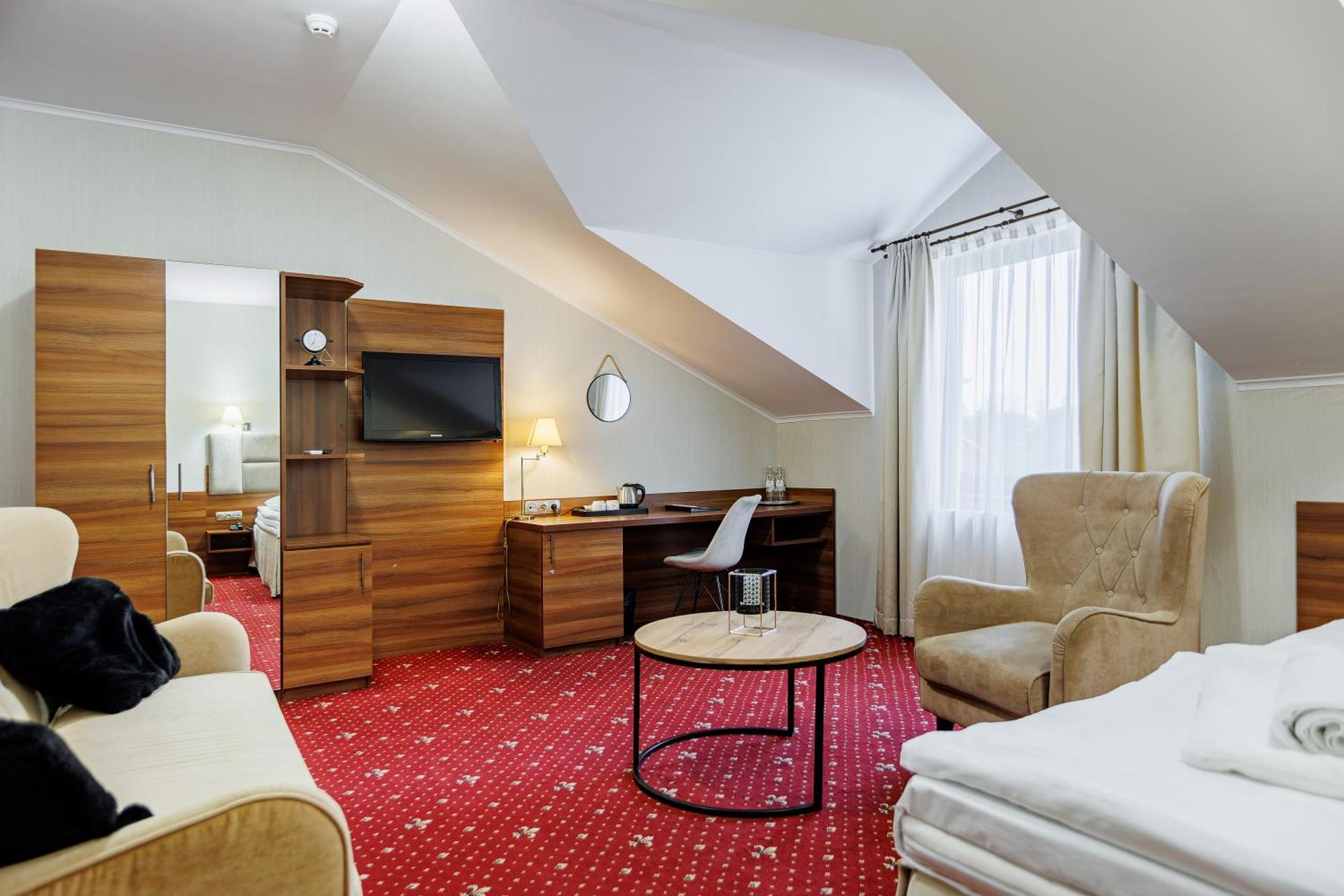 Hotel Cristal Park Dąbrowa Tarnowska Екстериор снимка