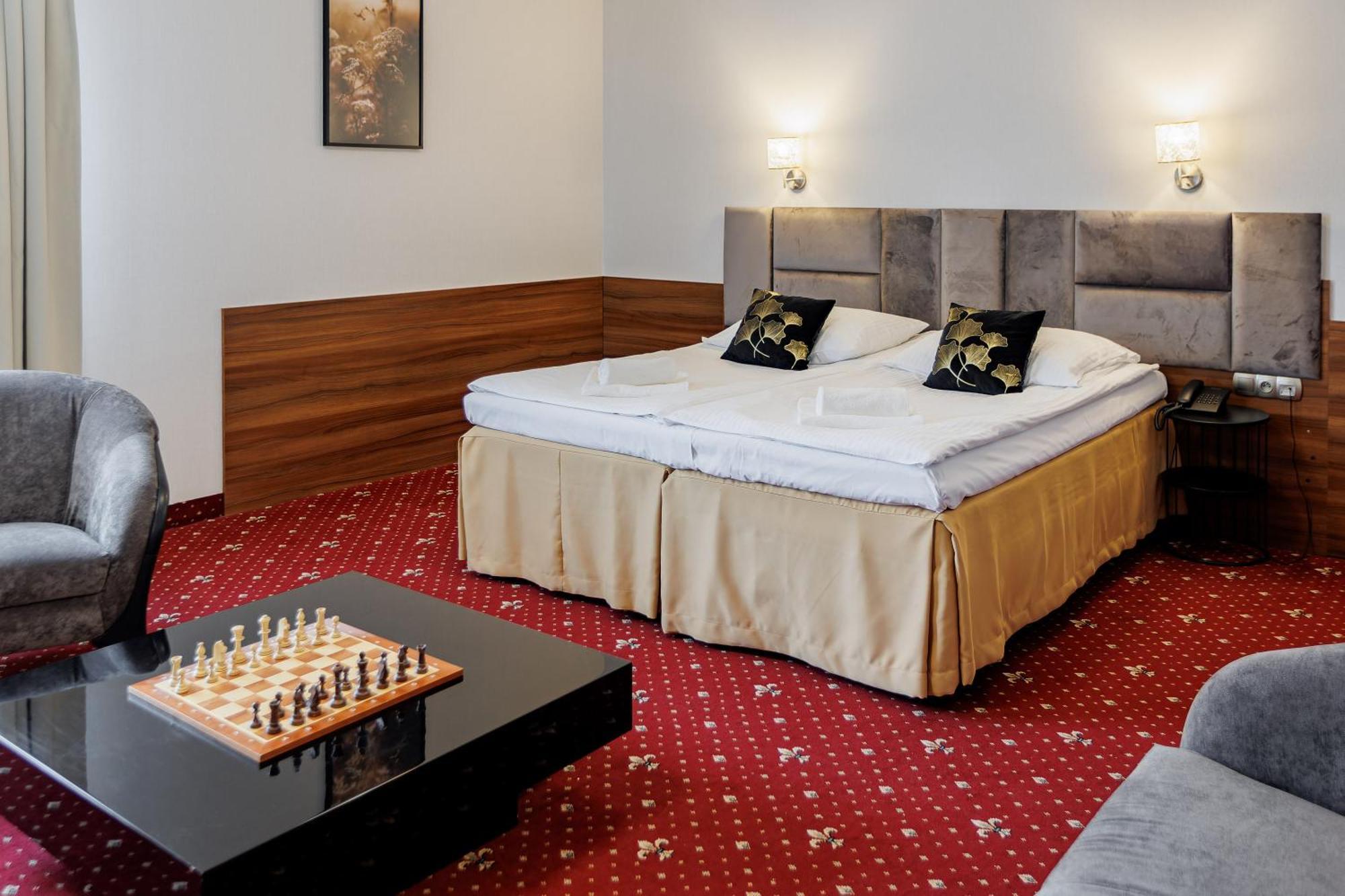 Hotel Cristal Park Dąbrowa Tarnowska Екстериор снимка