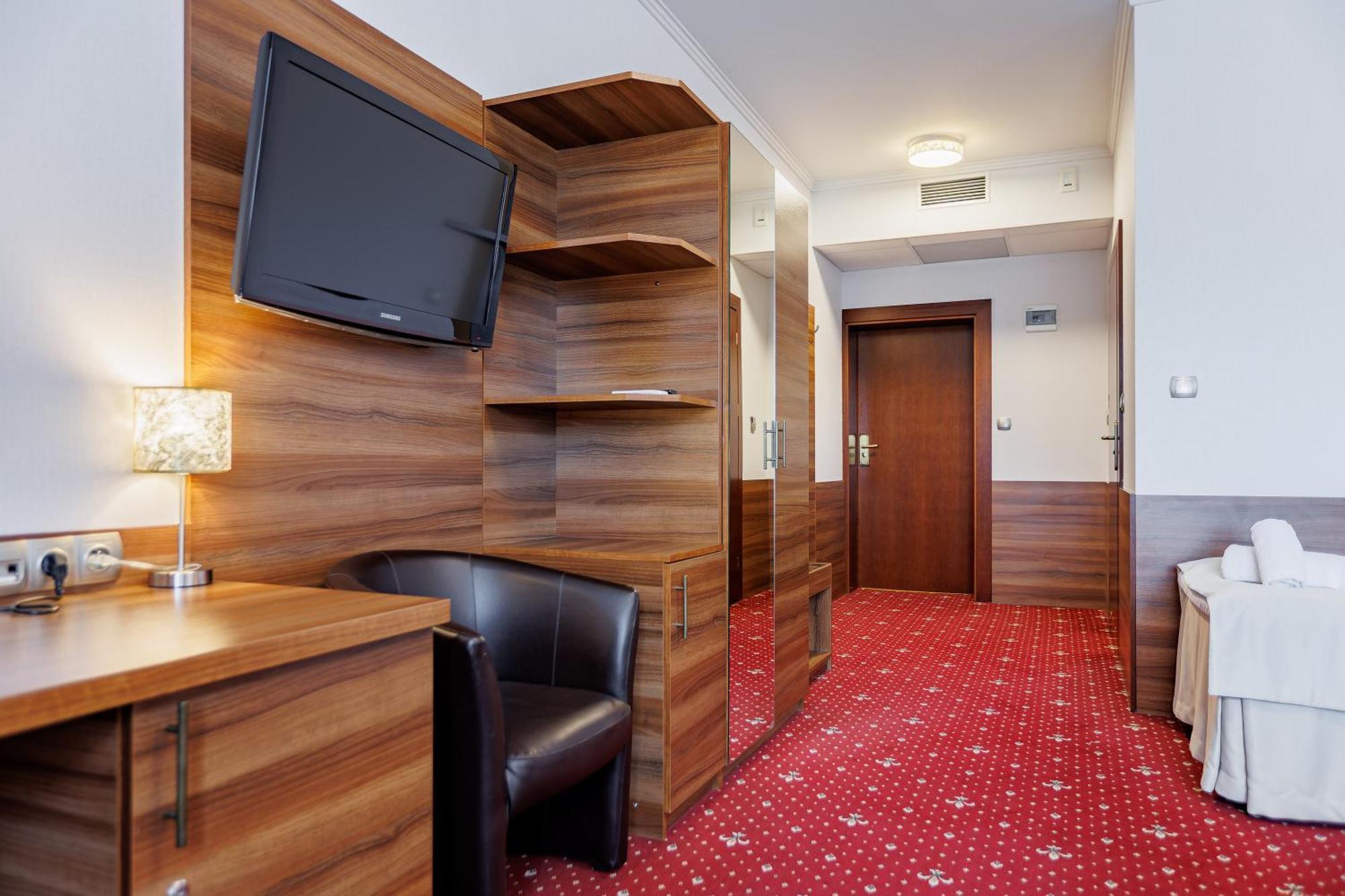 Hotel Cristal Park Dąbrowa Tarnowska Екстериор снимка