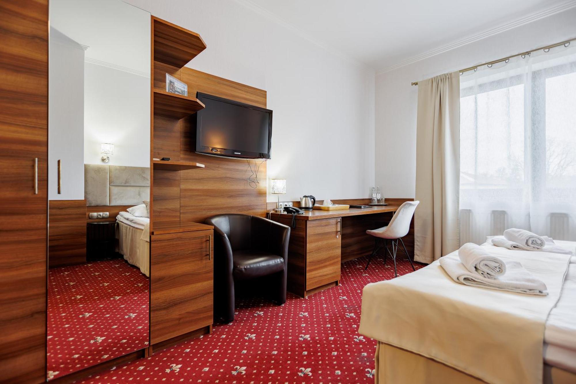 Hotel Cristal Park Dąbrowa Tarnowska Екстериор снимка