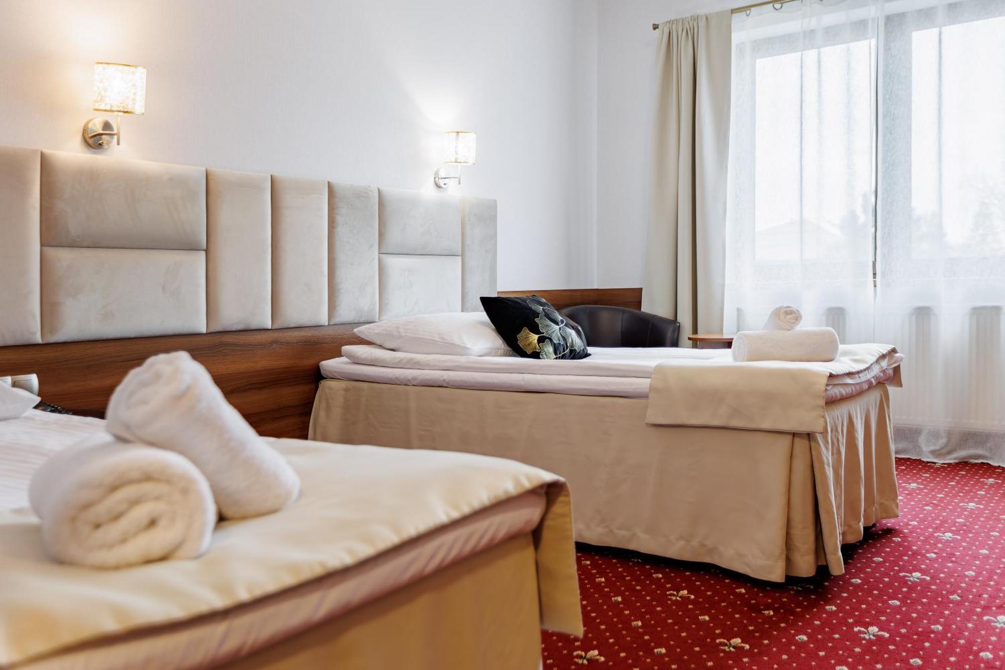 Hotel Cristal Park Dąbrowa Tarnowska Екстериор снимка