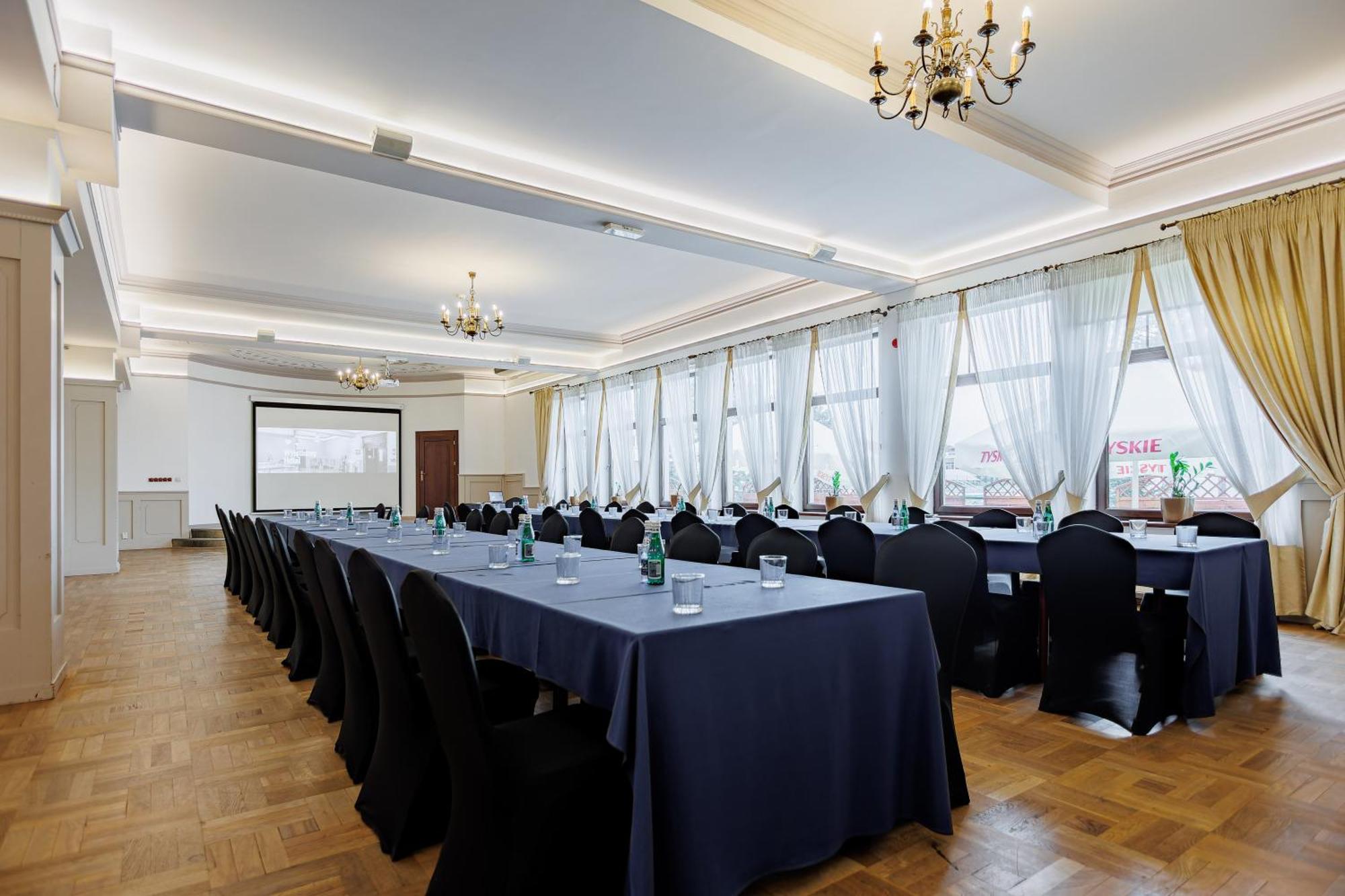 Hotel Cristal Park Dąbrowa Tarnowska Екстериор снимка