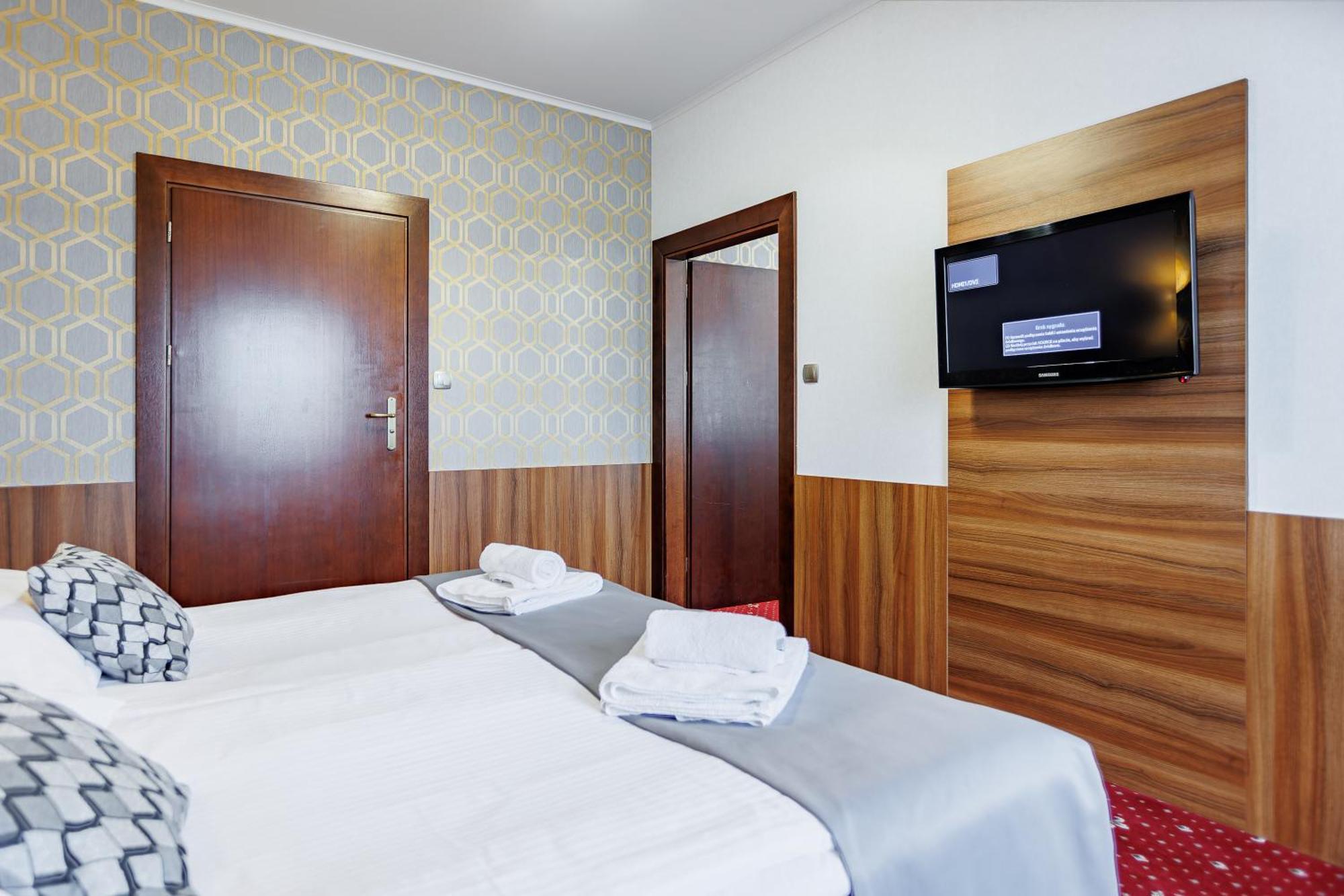 Hotel Cristal Park Dąbrowa Tarnowska Екстериор снимка
