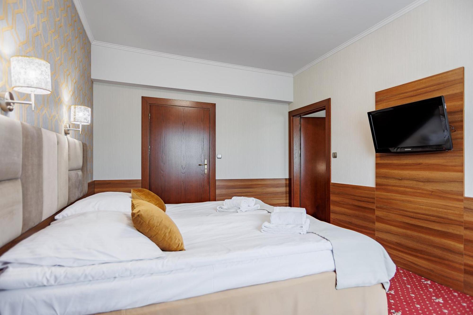 Hotel Cristal Park Dąbrowa Tarnowska Екстериор снимка