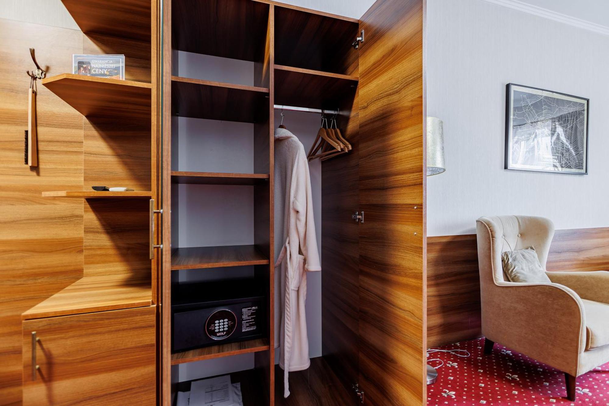 Hotel Cristal Park Dąbrowa Tarnowska Екстериор снимка
