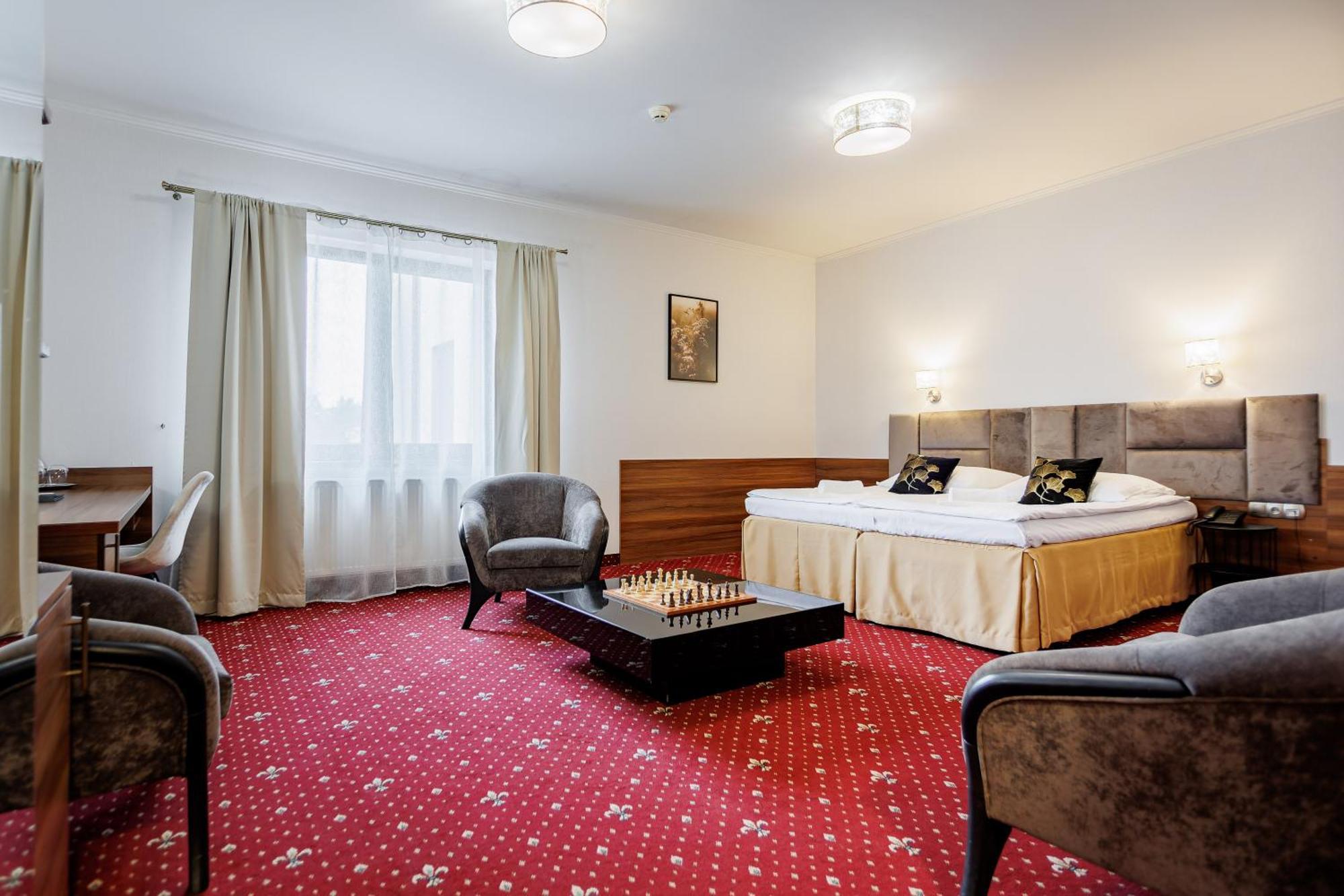 Hotel Cristal Park Dąbrowa Tarnowska Екстериор снимка
