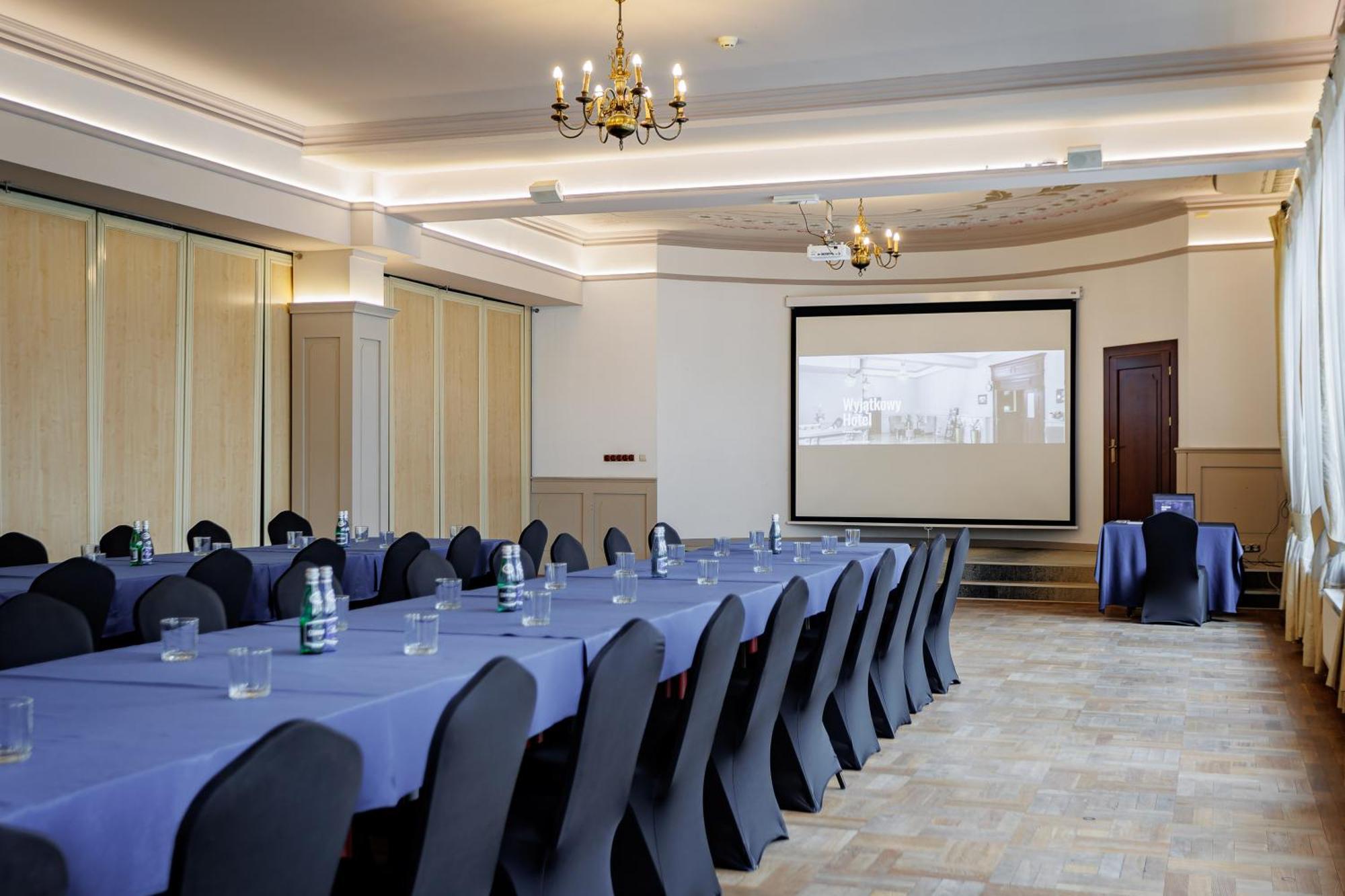Hotel Cristal Park Dąbrowa Tarnowska Екстериор снимка