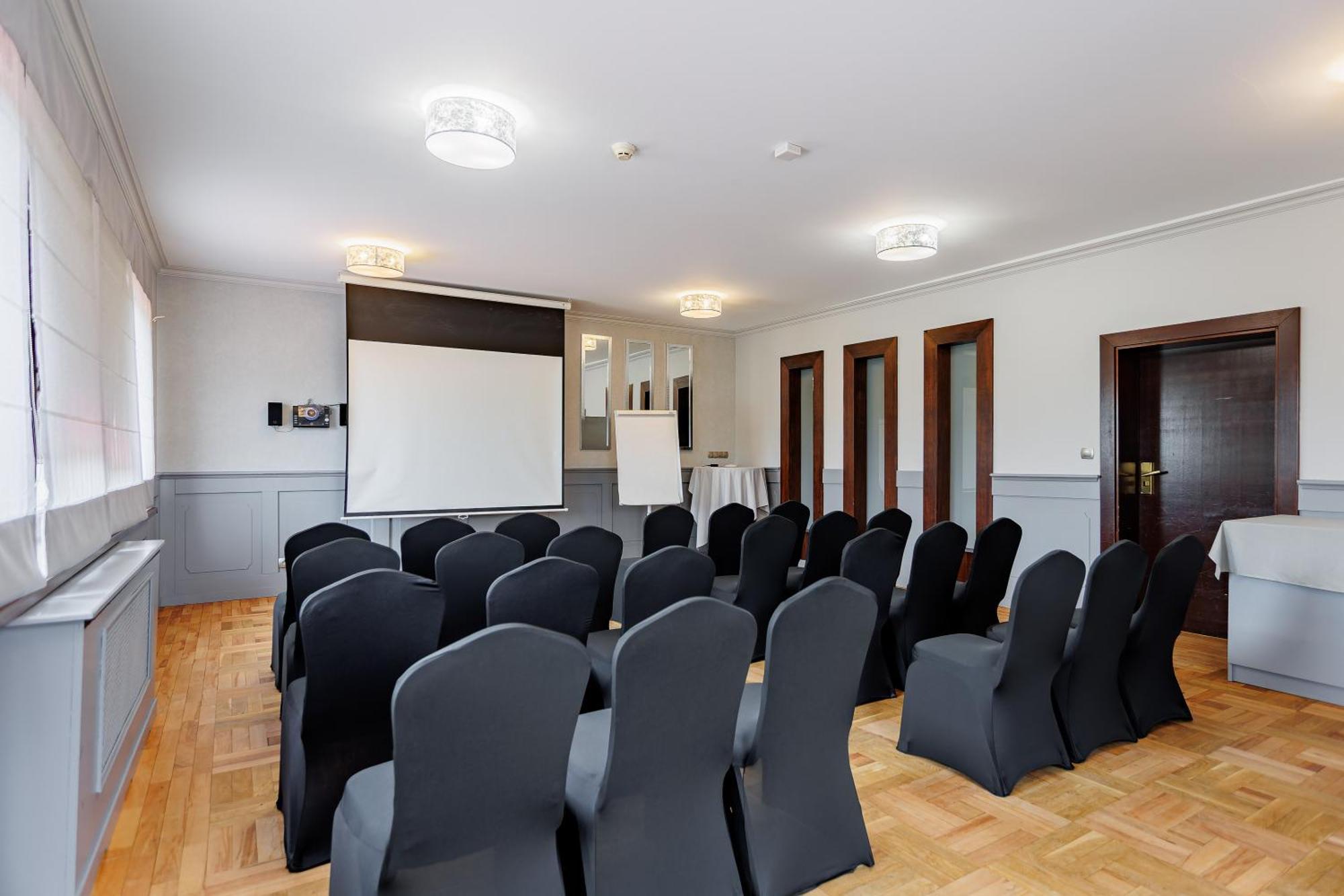 Hotel Cristal Park Dąbrowa Tarnowska Екстериор снимка