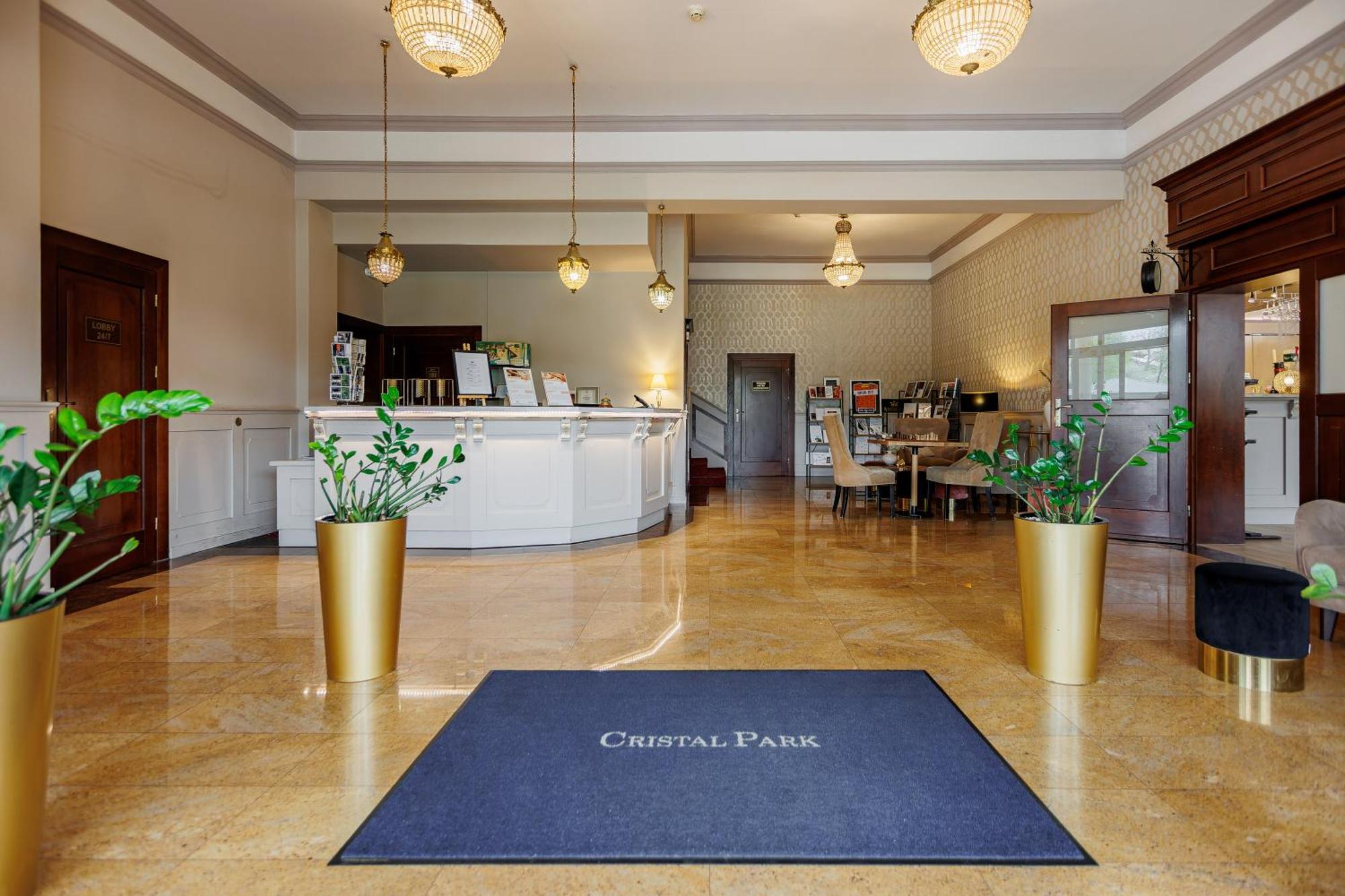 Hotel Cristal Park Dąbrowa Tarnowska Екстериор снимка