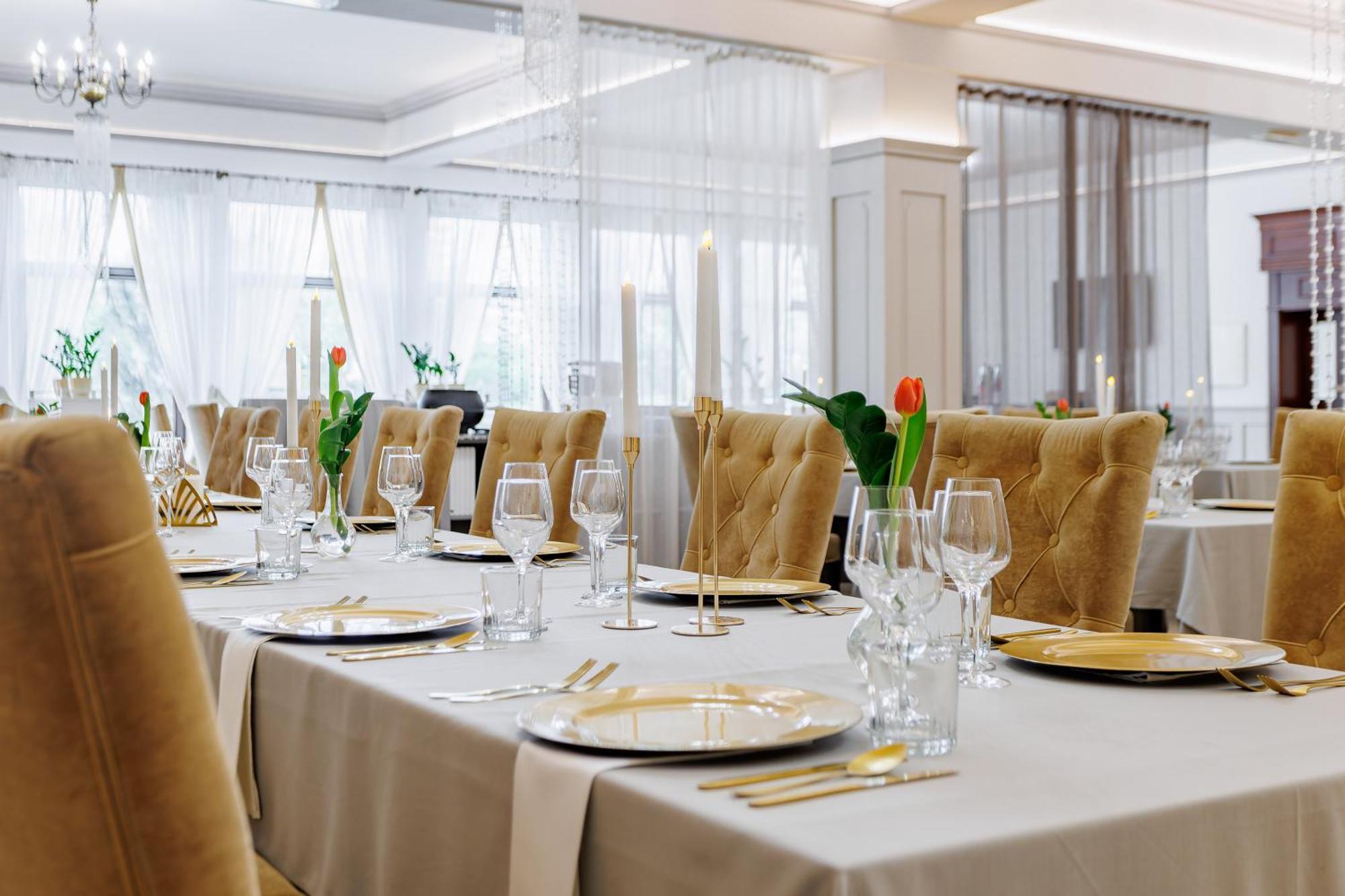 Hotel Cristal Park Dąbrowa Tarnowska Екстериор снимка