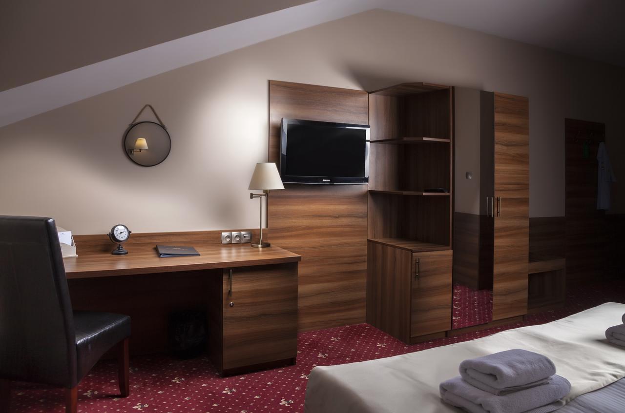 Hotel Cristal Park Dąbrowa Tarnowska Екстериор снимка