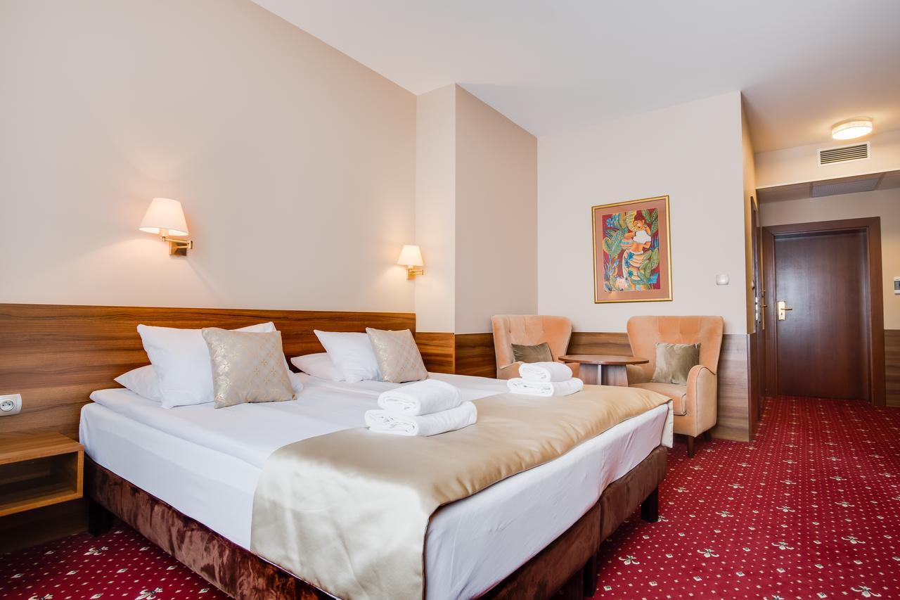 Hotel Cristal Park Dąbrowa Tarnowska Екстериор снимка