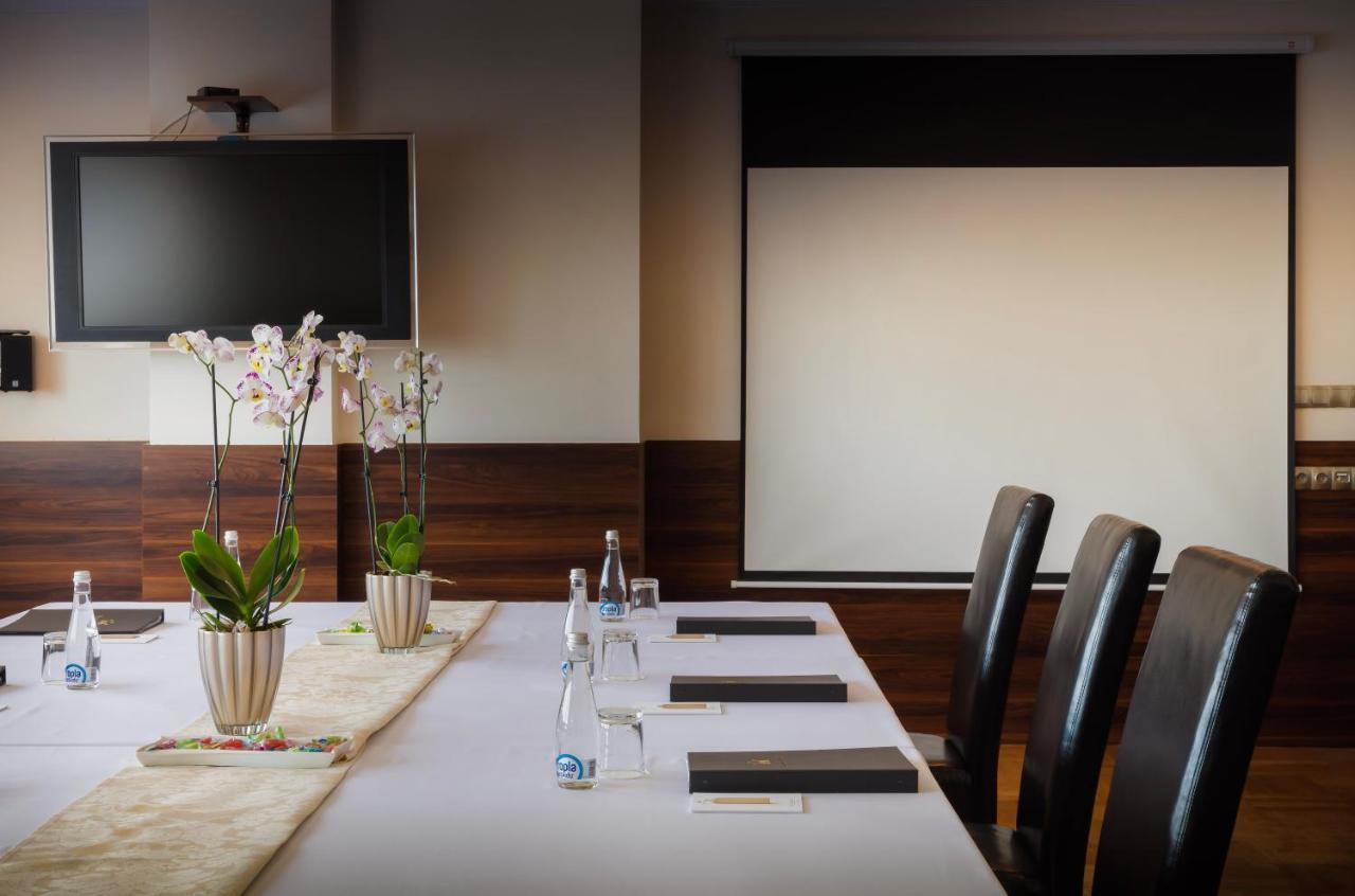 Hotel Cristal Park Dąbrowa Tarnowska Екстериор снимка