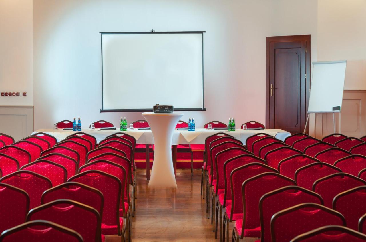 Hotel Cristal Park Dąbrowa Tarnowska Екстериор снимка